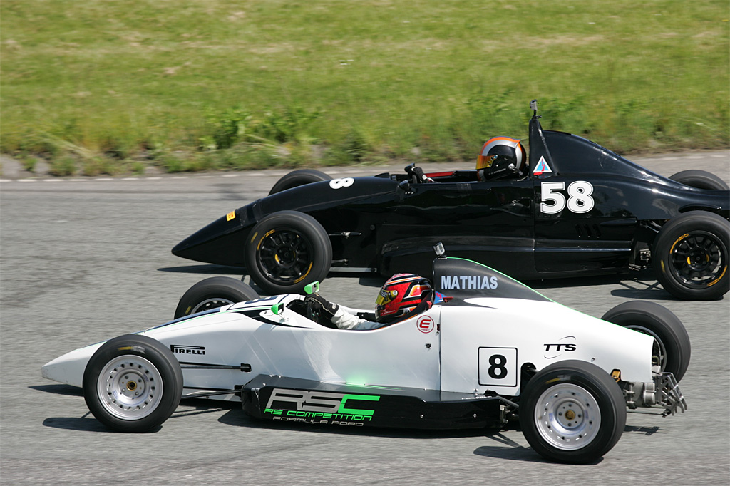 Mathias Kristensen (8) og Sander Wichmann Mortensen (58) havde flere tætte dueller undervejs på Ring Djursland
(Foto: Henning Smed / <A HREF=http://www.danskerbiler.dk/danskerchassiser/index.php TARGET=blank >DanskerBiler.dk</A>)
